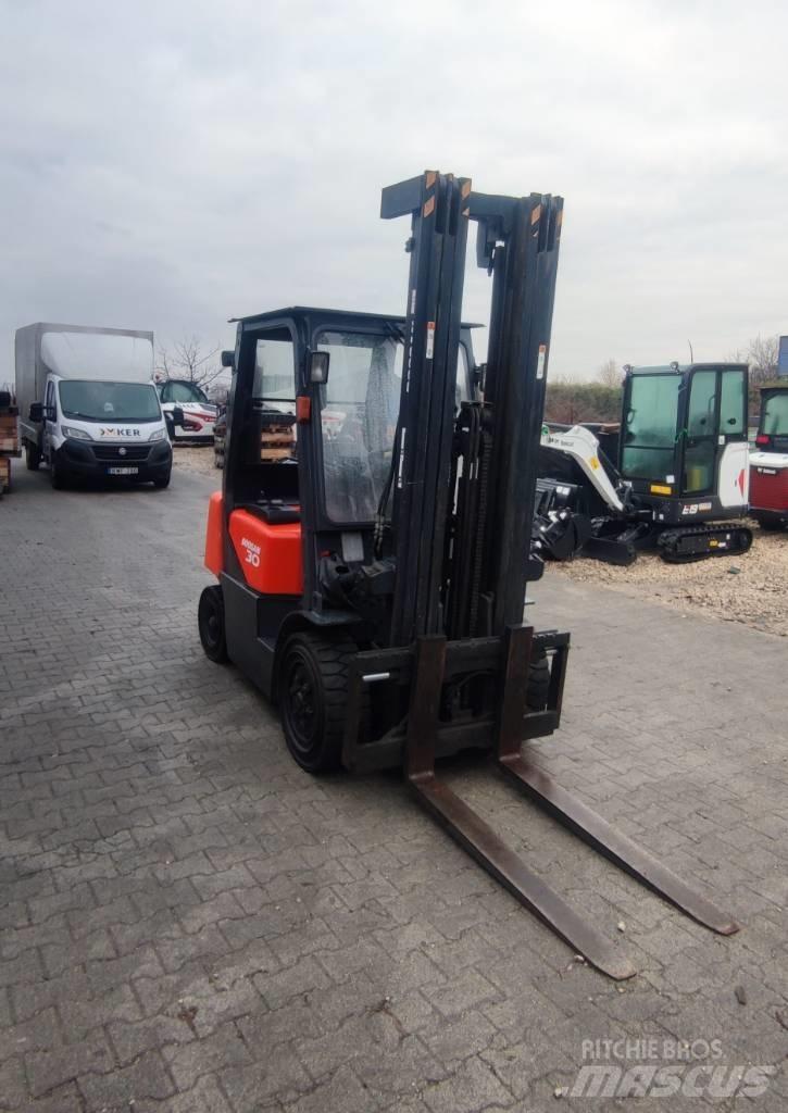 Doosan D 30 G Diesel Trucker