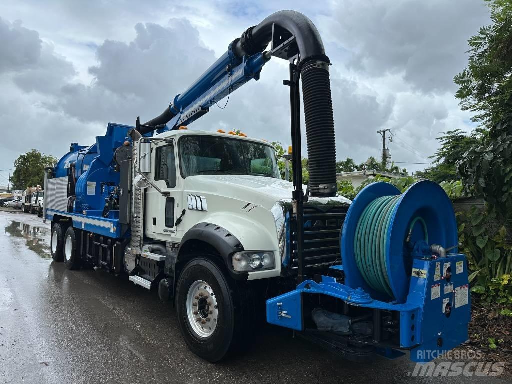 Mack GU713 Slamsugere