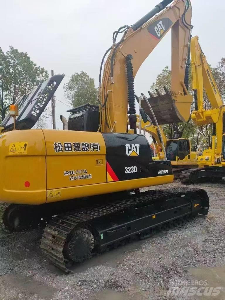 CAT 323D2 Beltegraver