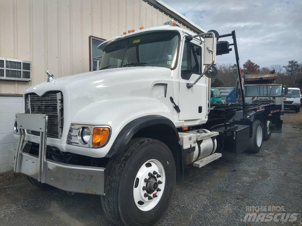 Mack CV 713 Renovasjonsbil