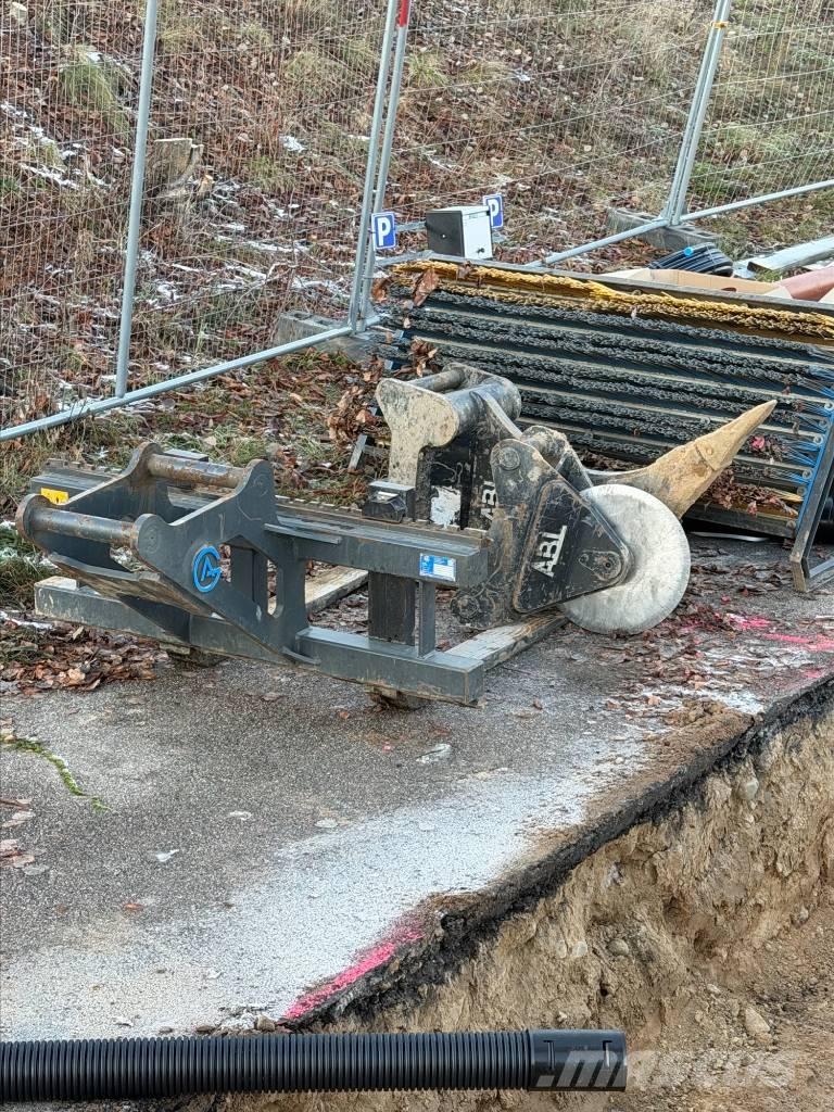 CAT M318 Hjulgravere