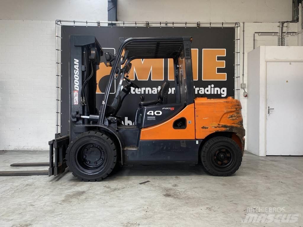 Doosan D40SC-5 Diesel Trucker