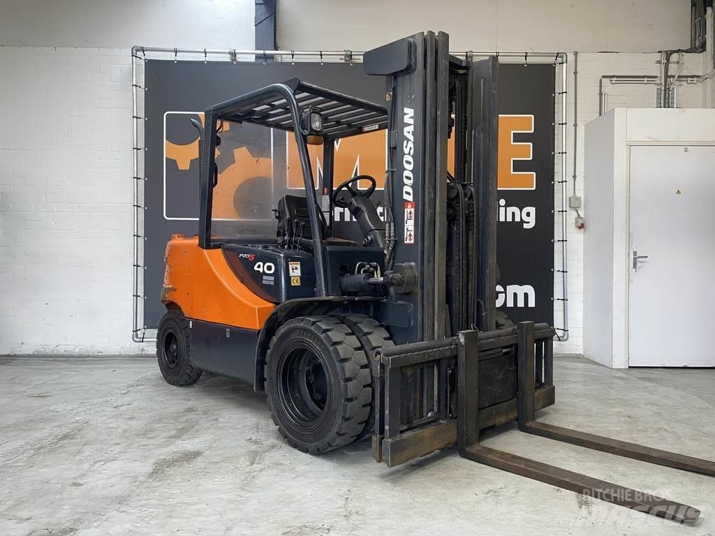 Doosan D40SC-5 Diesel Trucker