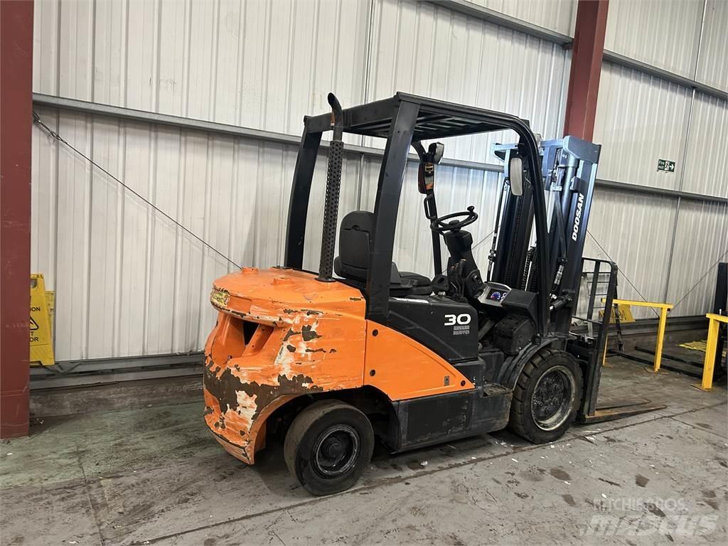Doosan D30S-5 Diesel Trucker