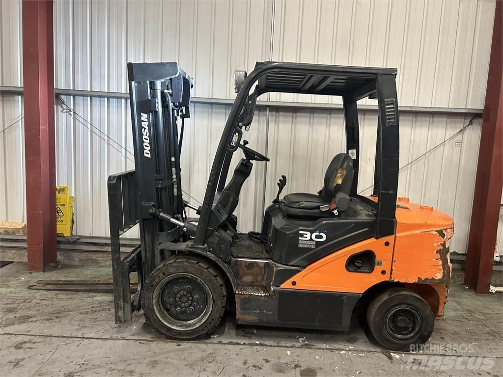 Doosan D30S-5 Diesel Trucker
