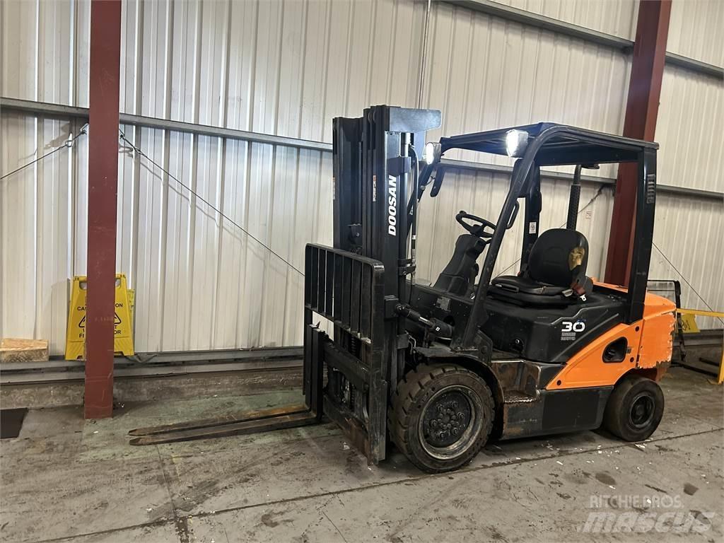 Doosan D30S-5 Diesel Trucker