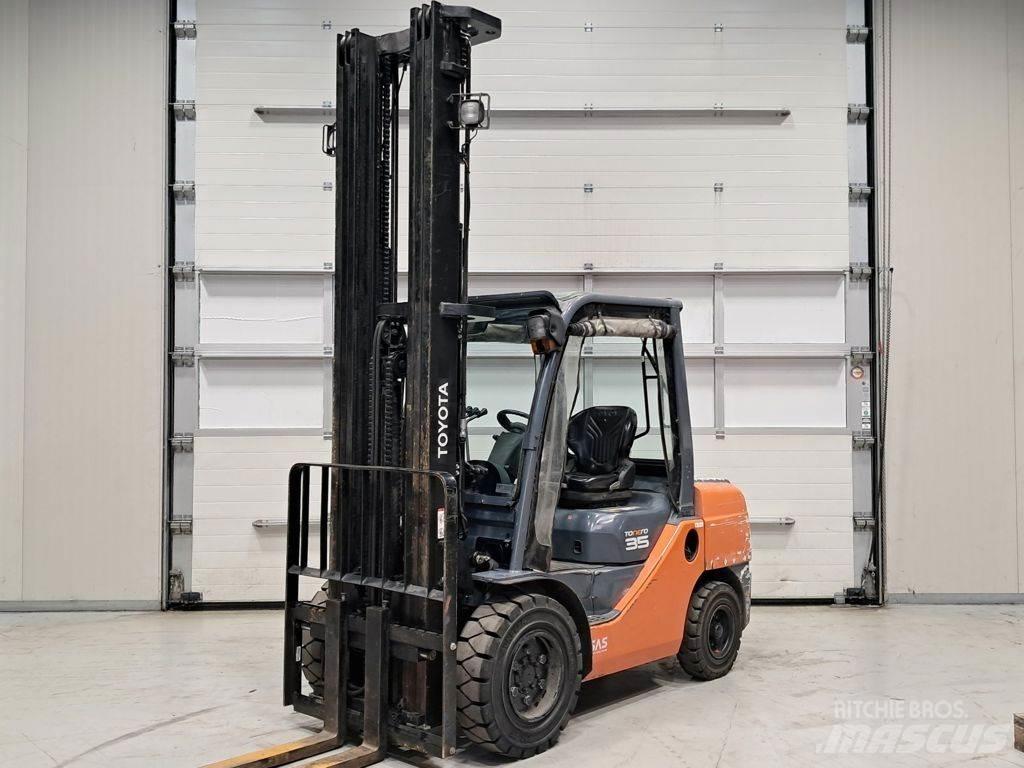 Toyota 02-8FDJF35 Diesel Trucker