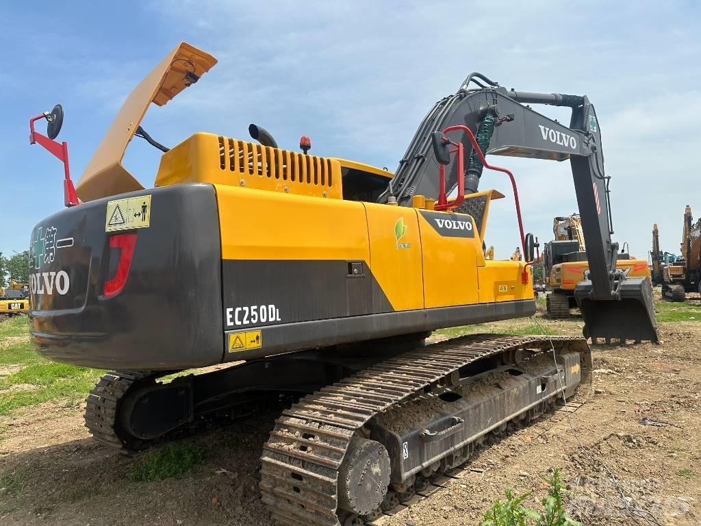 Volvo EC 250 D Beltegraver