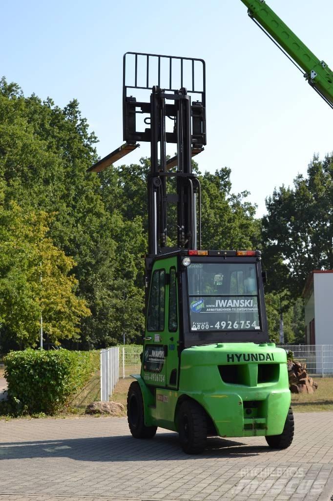 Hyundai 30 D-7 Diesel Trucker
