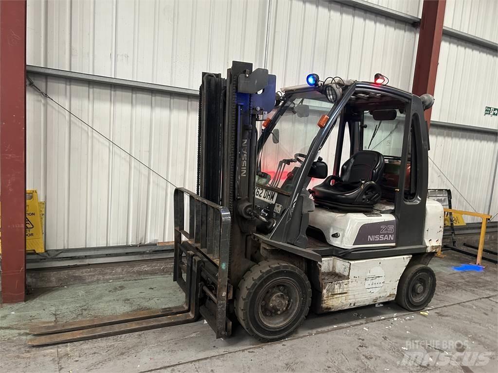 Nissan U1D2A25 Propan trucker