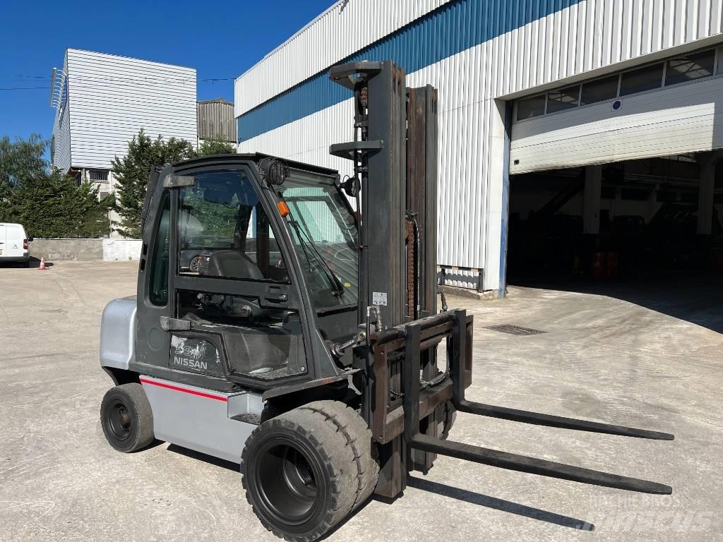 Nissan DX 30 Diesel Trucker