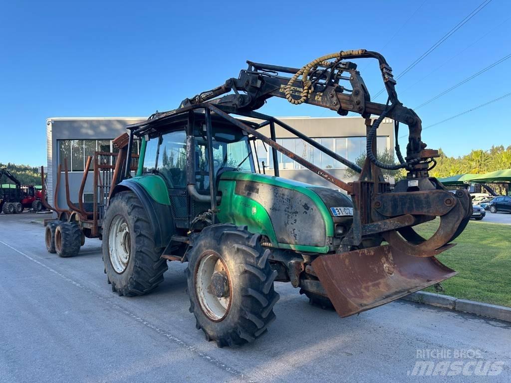Valtra T130 Traktor med skogsutstyr