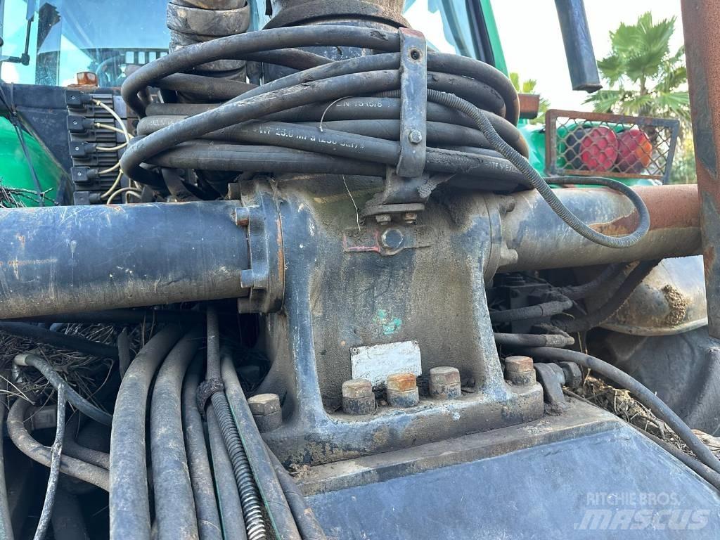 Valtra T130 Traktor med skogsutstyr