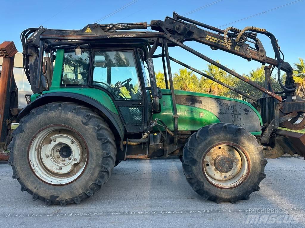Valtra T130 Traktor med skogsutstyr