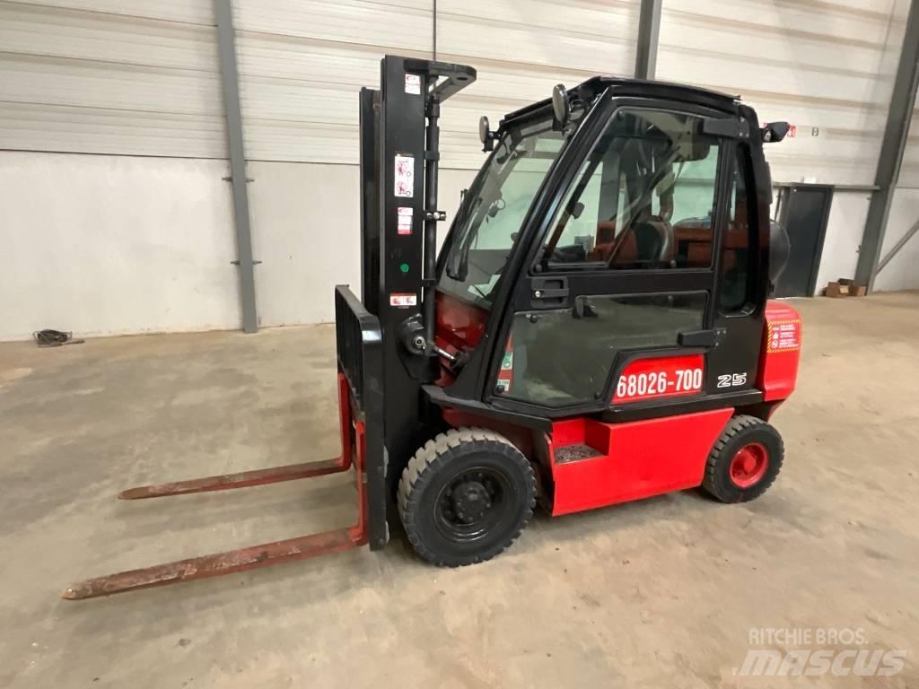 Nissan U1 D2 A 25 LQ Propan trucker