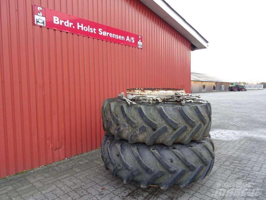  Tvillinghjul 20.8-38 Dekk, hjul og felger