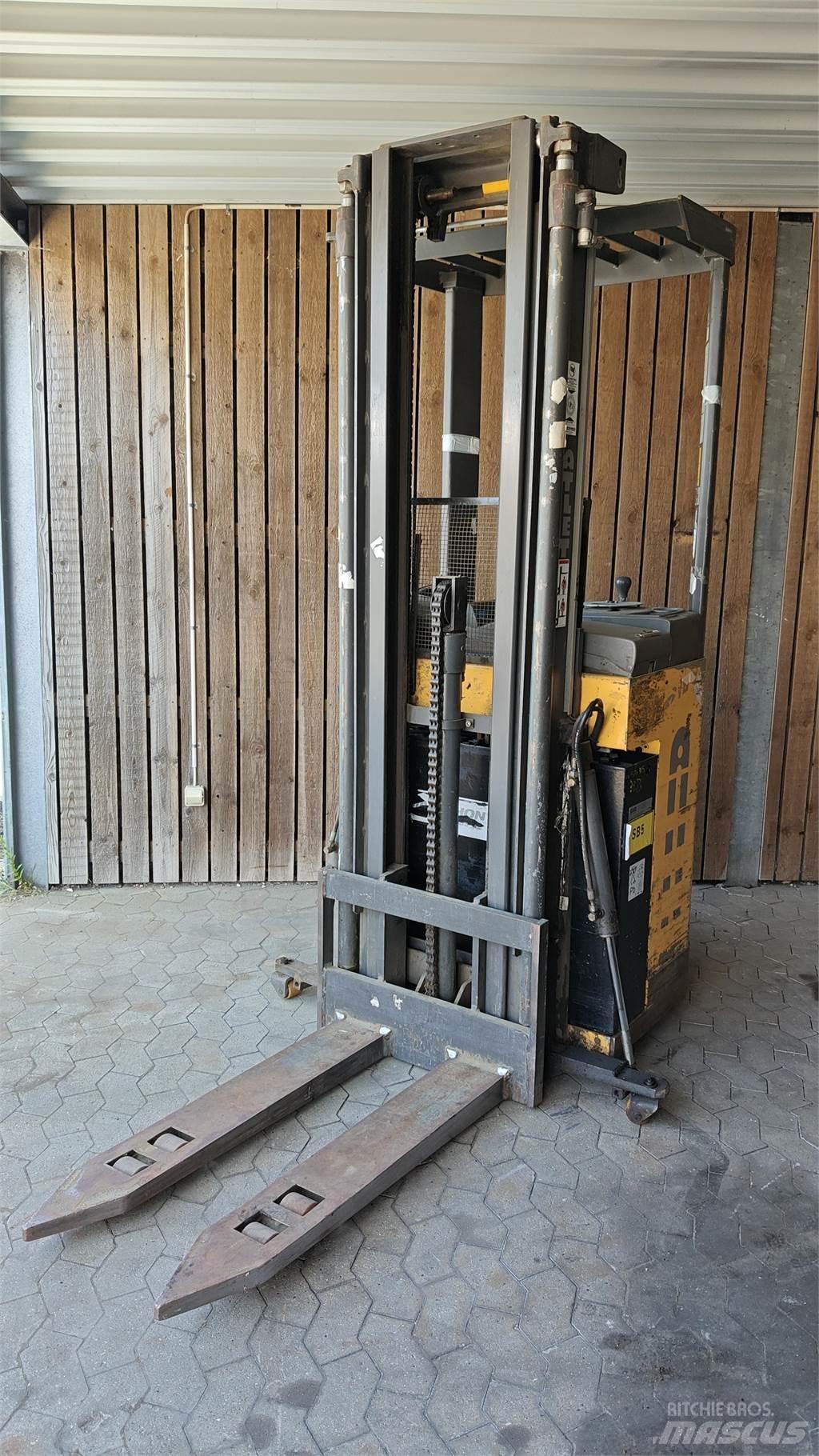 Atlet AJN Lavtløftende truck med platform