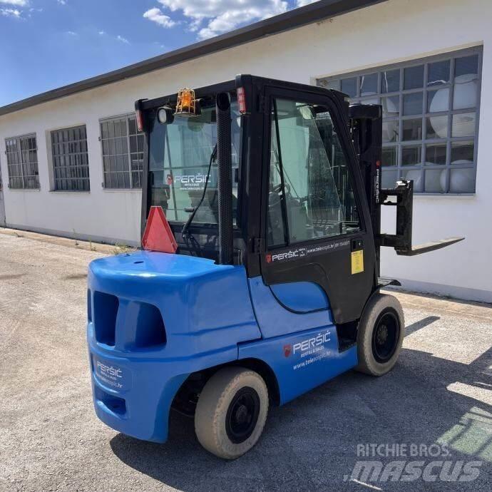 Yale GDP30VX Diesel Trucker