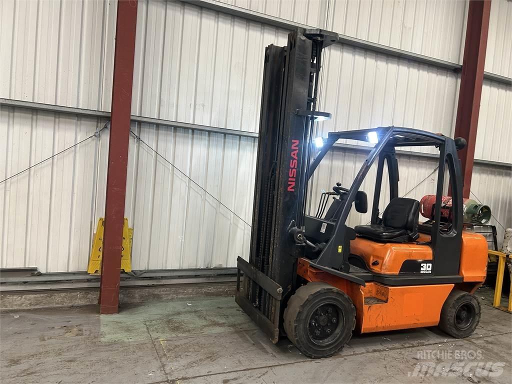Nissan UGDO2A30PQ Propan trucker