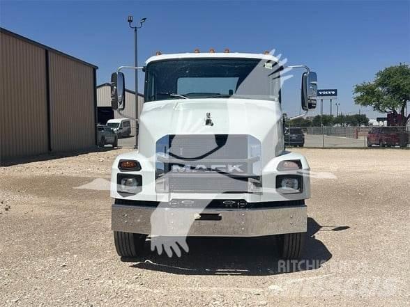 Mack MD7 Chassis