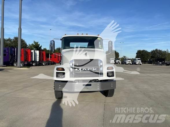 Mack MD7 Chassis
