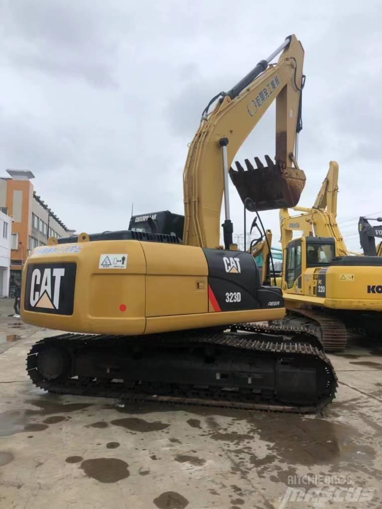 CAT 323 D Beltegraver