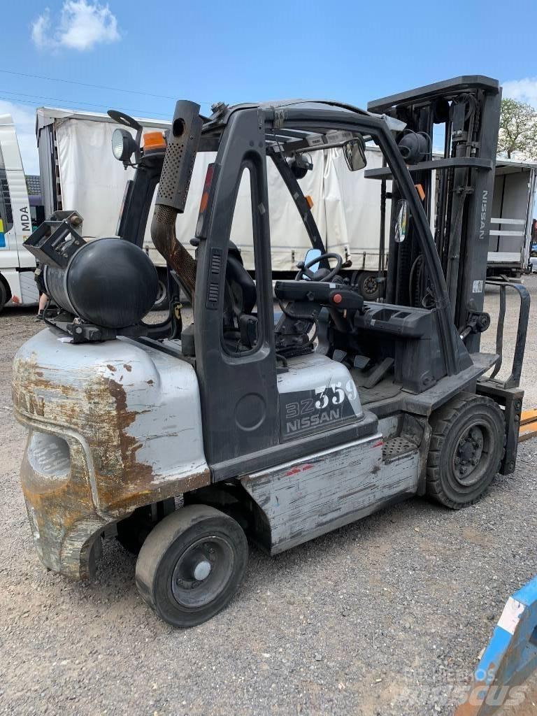 Nissan UG1D2A32LQ Propan trucker