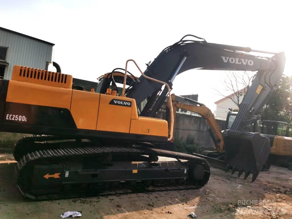 Volvo EC 250 D L Beltegraver