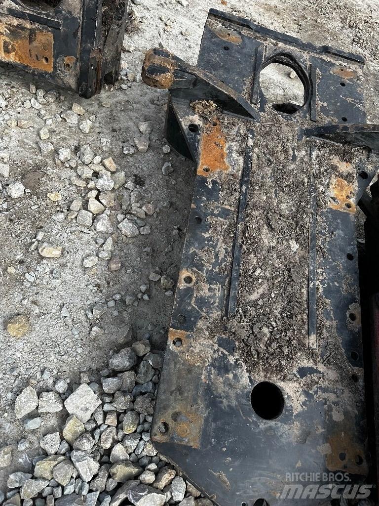 Komatsu 895 Chassis og understell