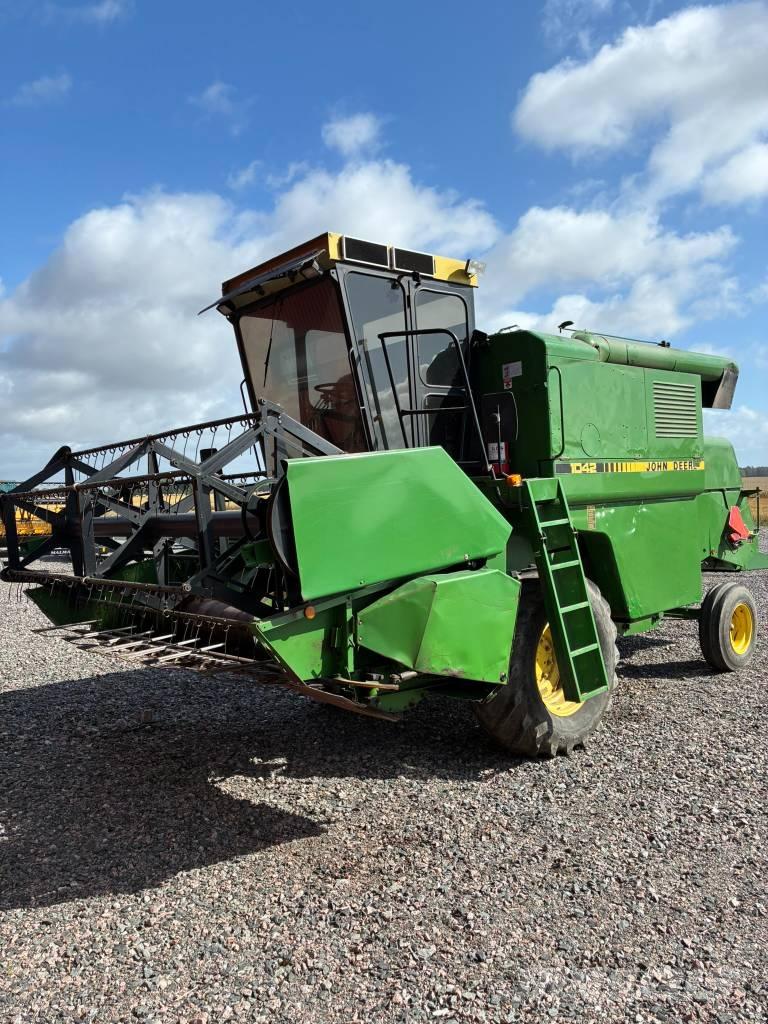John Deere 1042 Skurtreskere