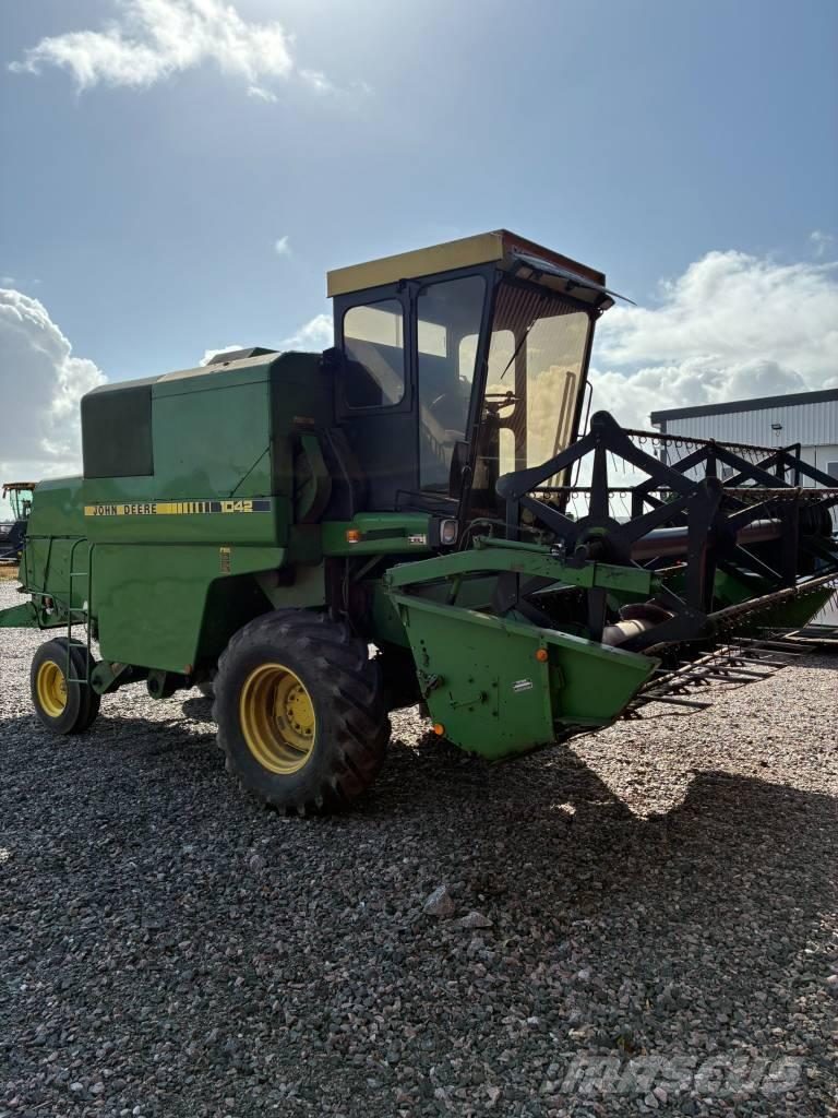 John Deere 1042 Skurtreskere