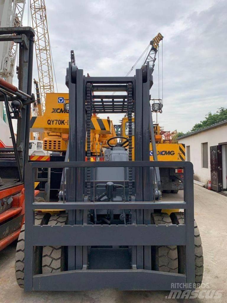 Komatsu 8 Ton Diesel Trucker
