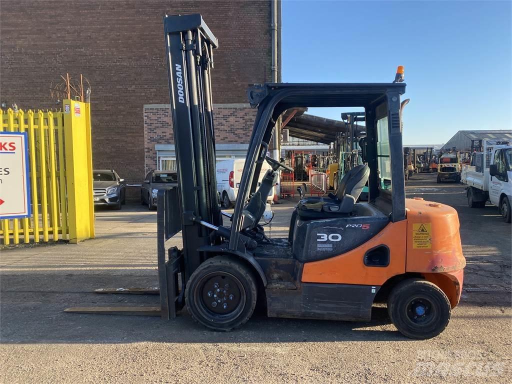 Doosan D30S-5 Diesel Trucker