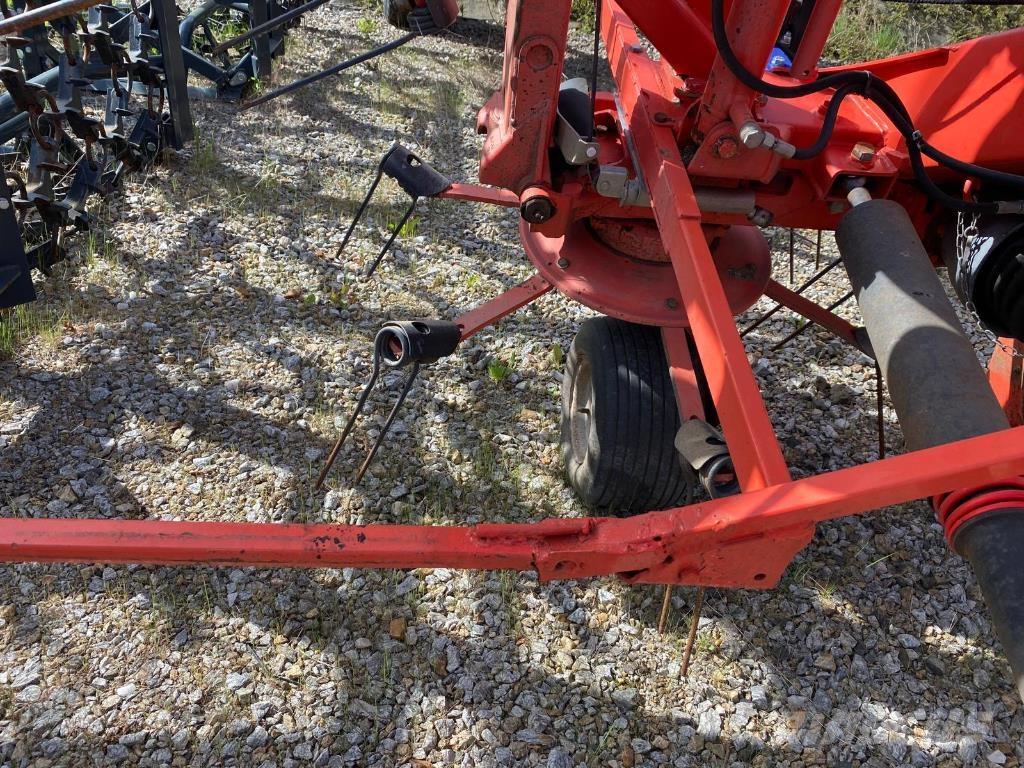 Kuhn GF8702 Raker og høyvendere
