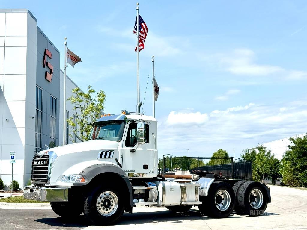 Mack GU 813 Trekkvogner