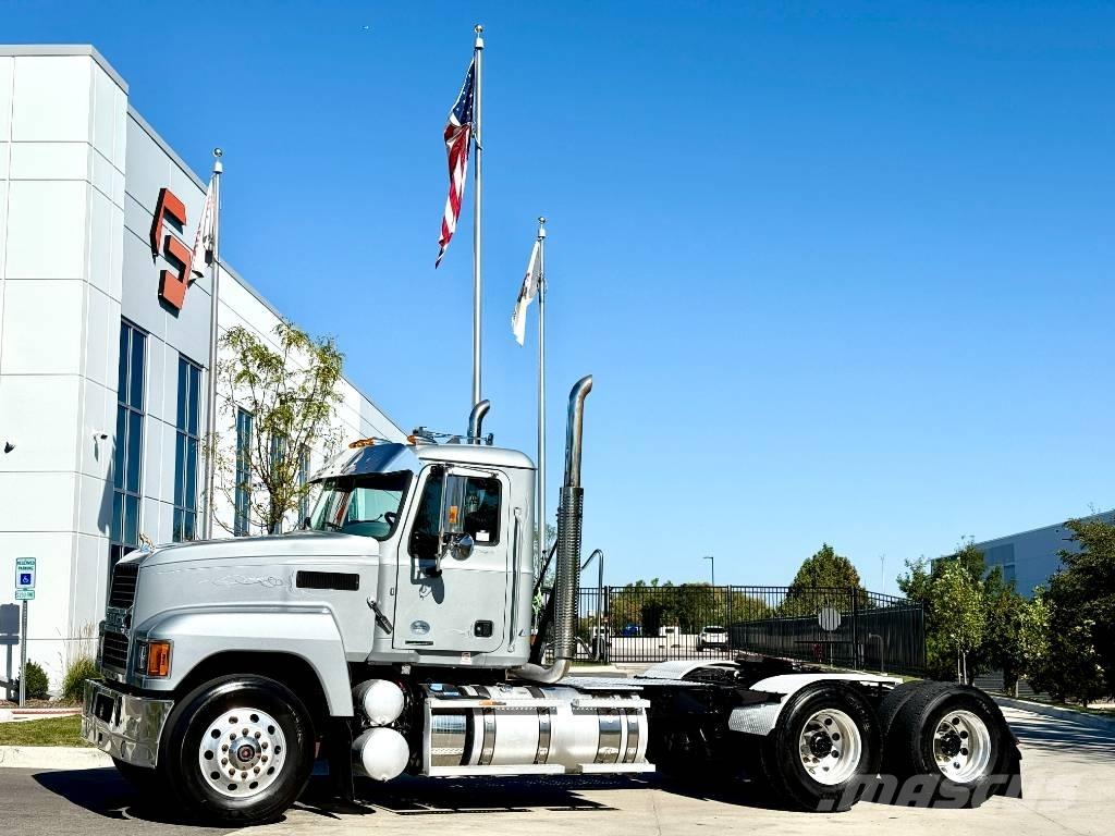 Mack Pinnacle Trekkvogner