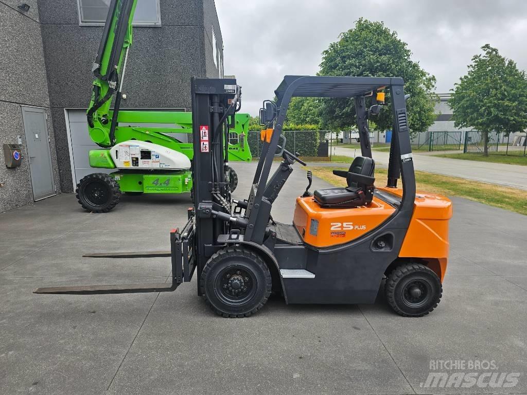 Doosan D 25 G Diesel Trucker