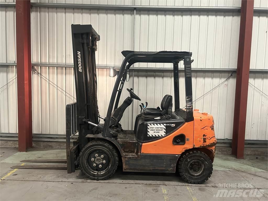 Doosan D25S-5 Diesel Trucker