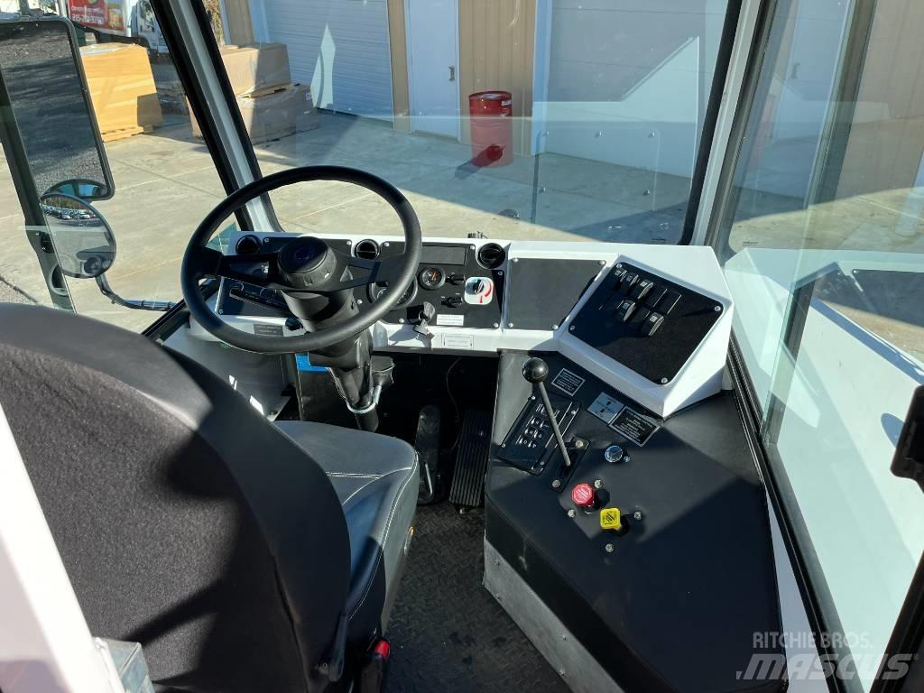 Capacity TJ9000 DOT Terminaltraktor