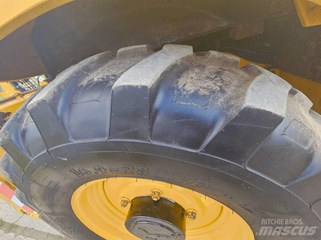 Komatsu WB 93 S-5 Traktorgravere