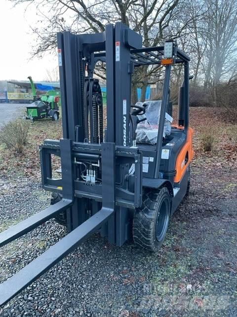 Doosan D30NXS Diesel Trucker