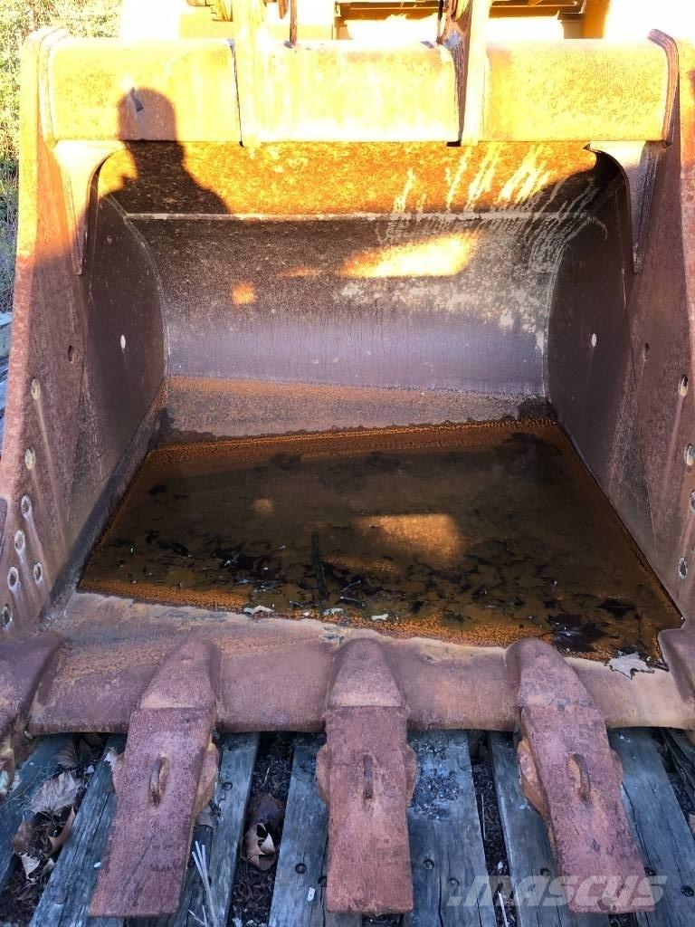 CAT 374 Beltegraver