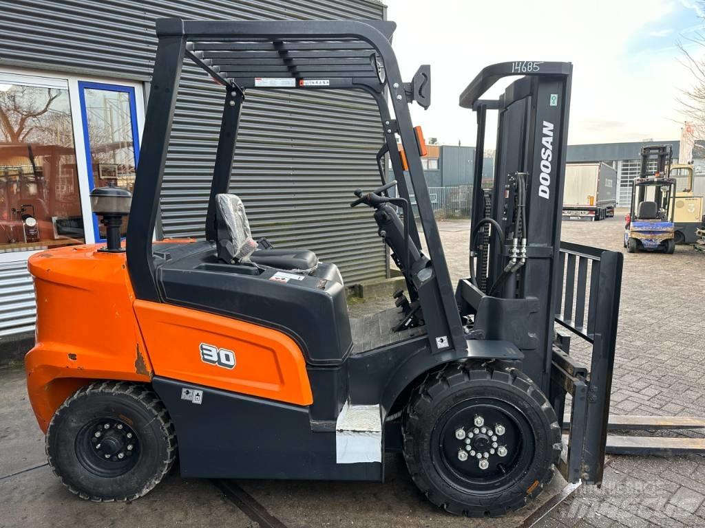Doosan D30NX Diesel Trucker