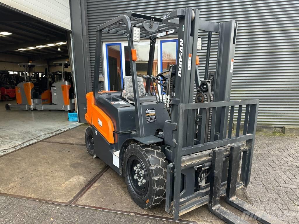 Doosan D30NX Diesel Trucker