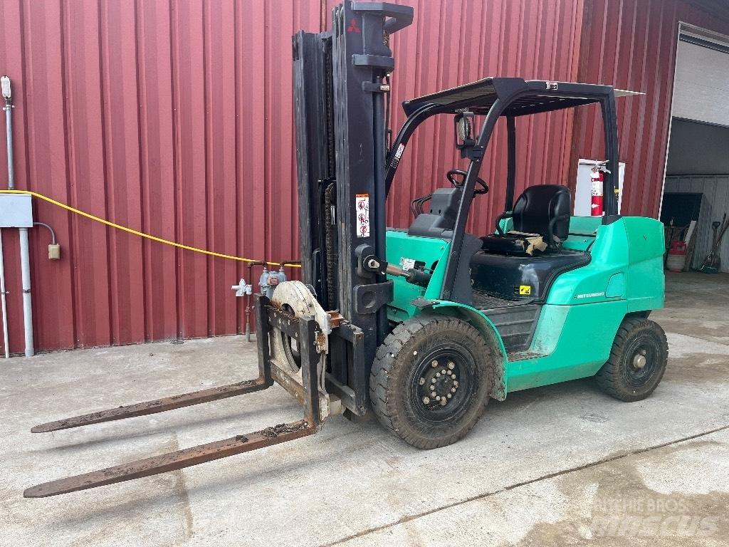 Mitsubishi FD40N1 Terrenggående gaffeltruck