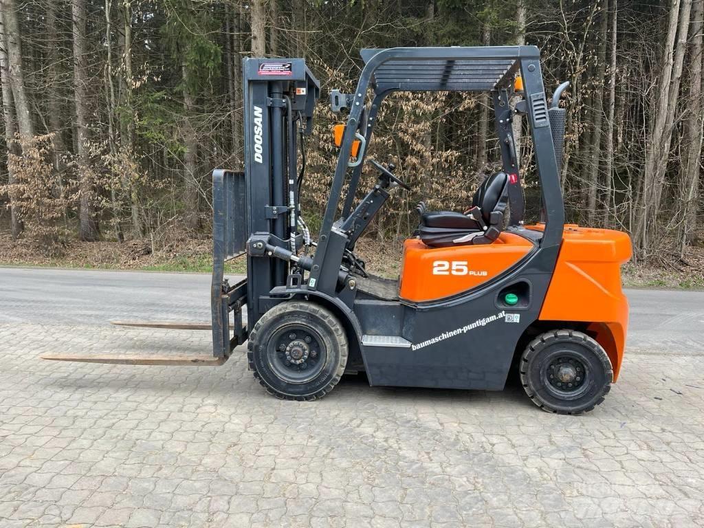 Doosan D 25 GP Diesel Trucker