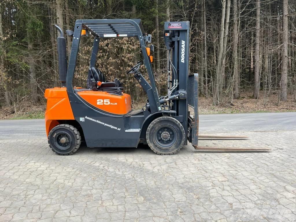 Doosan D 25 GP Diesel Trucker