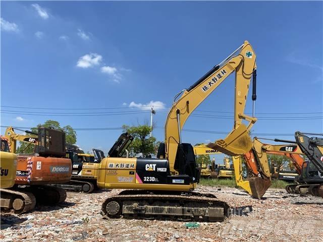 CAT 323D2L Beltegraver
