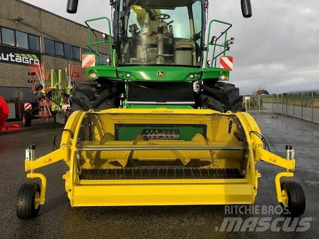 John Deere 8200 i Selvdrevne fôrhøstere