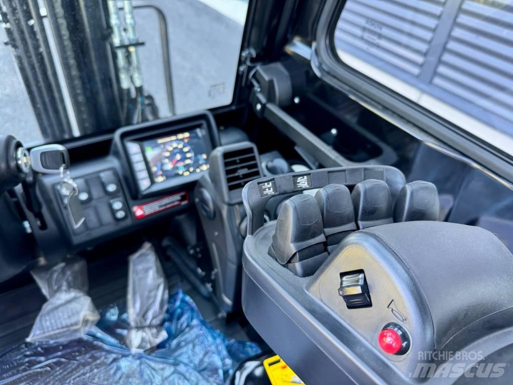 Hyundai 35DN-9V Diesel Trucker